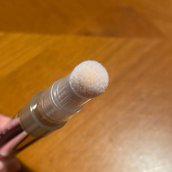 BECCA Light Shifter Brightening Concealer - Picture 10 of 16